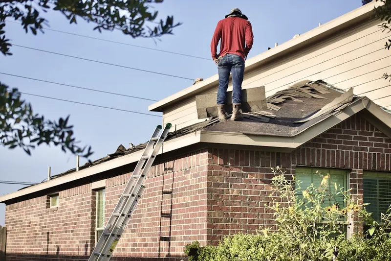 Professional roofer working on a residential roof in Bogota